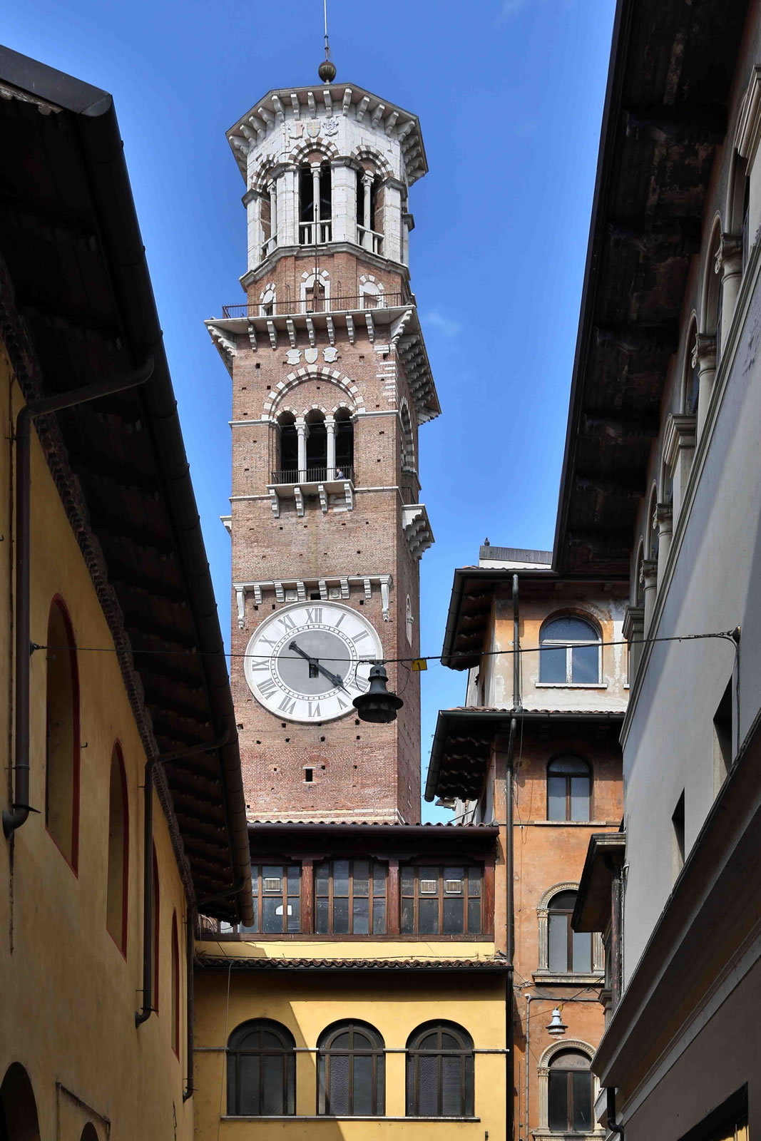 Италия часовой. Башня дель Гарделло (часовая башня. Испанская башня на Италии. Часовая башня Италия Неаполь.